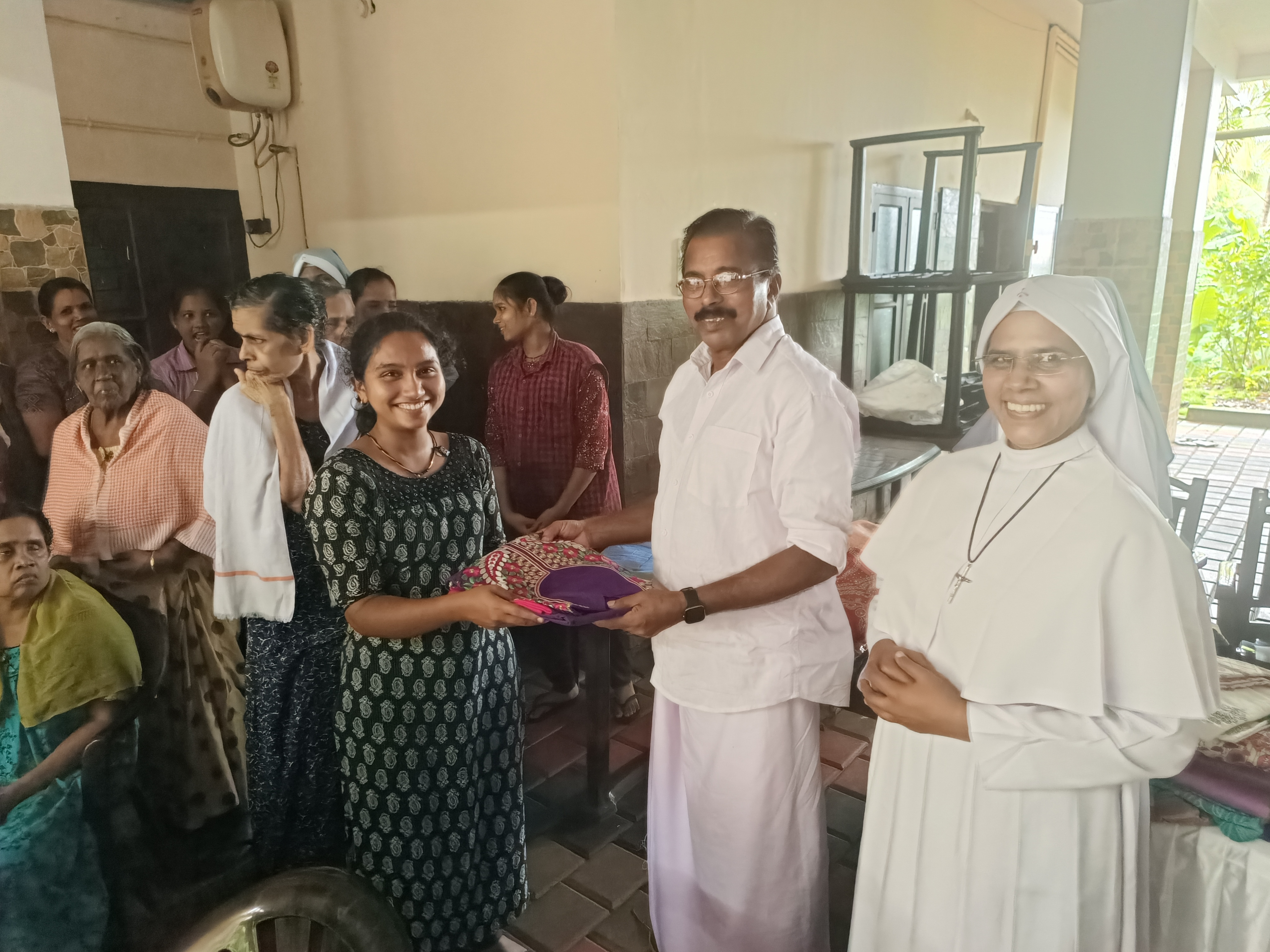 തലശ്ശേരിയിലെ അനാധമന്ദിരത്തിലെ അന്തേവാസികൾക്ക് പുതുവസ്ത്രം നൽകുന്നു.