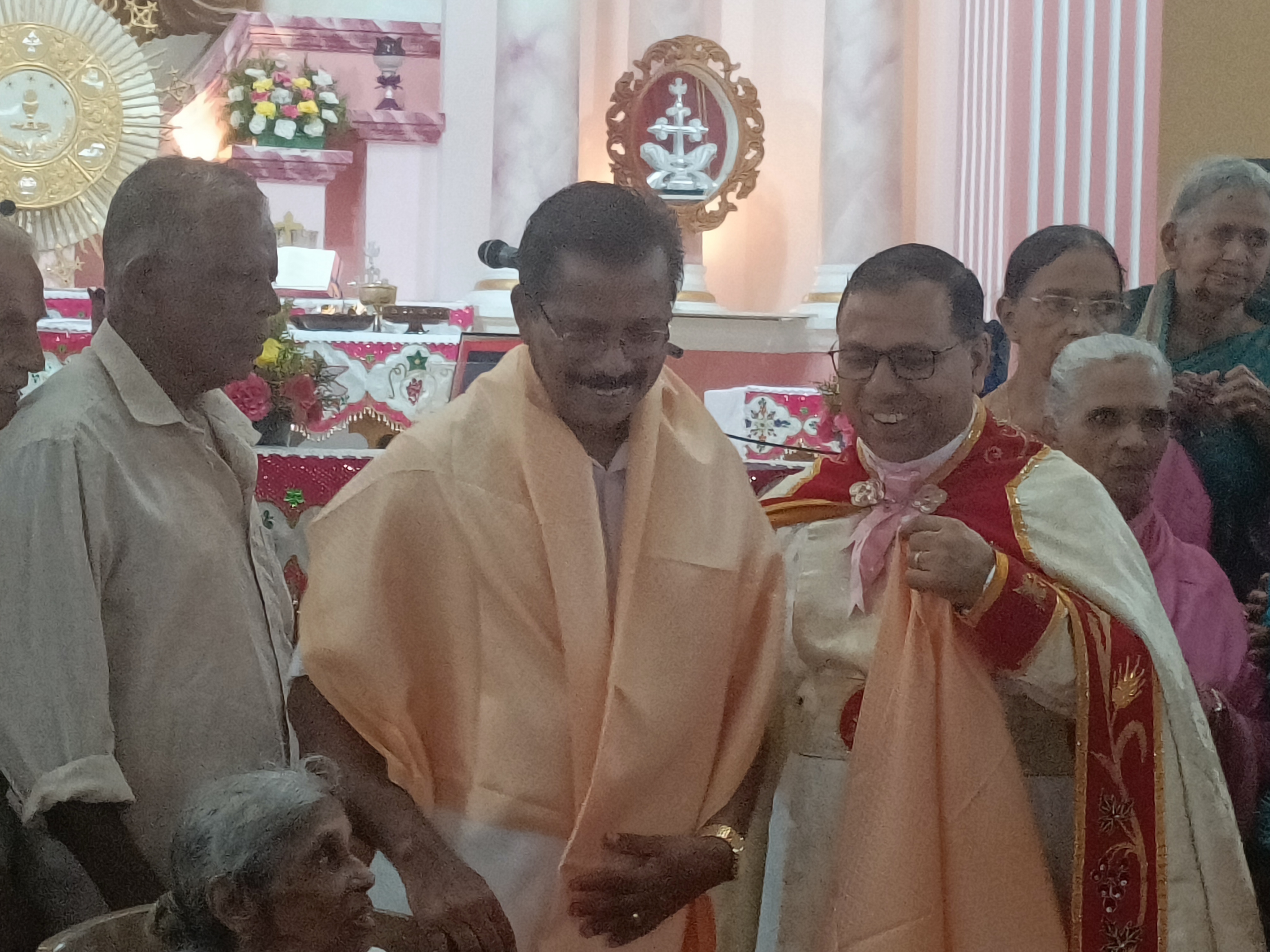 ഉളിക്കൽ ഇൻഫൻ്റ് ജീസസ് ചർച്ചിൽ വച്ച് ജോസ് പൂമലയെ ആദരിക്കുന്നു