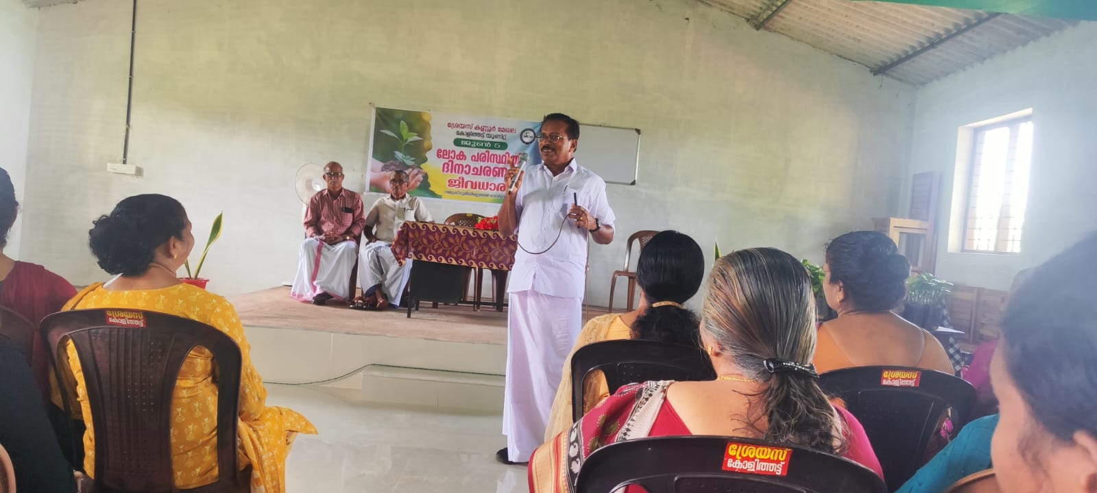 ലോക പരിസ്തിതിദിനത്തിൽ കോളിത്തട്ട് ശ്രേയസ് കുടുംബ സംഘമത്തിൽ ക്ലാസ്സെടുക്കുന്നു
